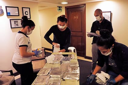 Los voluntarios y el personal de la salud realiza un chequeo permanente de los pacientes leves contagiados con Covid-19