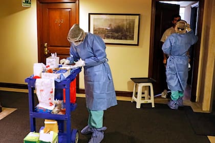 Los voluntarios y el personal de la salud realiza un chequeo permanente de los pacientes leves contagiados con Covid-19