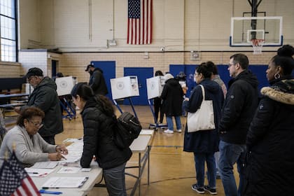Los votantes de Nueva York deben revisar su registro, el centro asignado y los horarios antes de participar en las primarias del 23 de junio