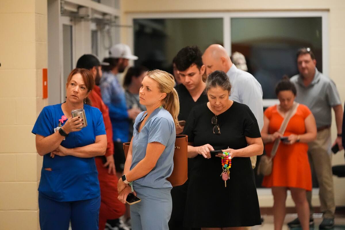 Los votantes esperan a que abran las urnas en Hynes Charter School en Nueva Orleans el día de las elecciones, el martes 5 de noviembre de 2024. (AP foto/Gerald Herbert)