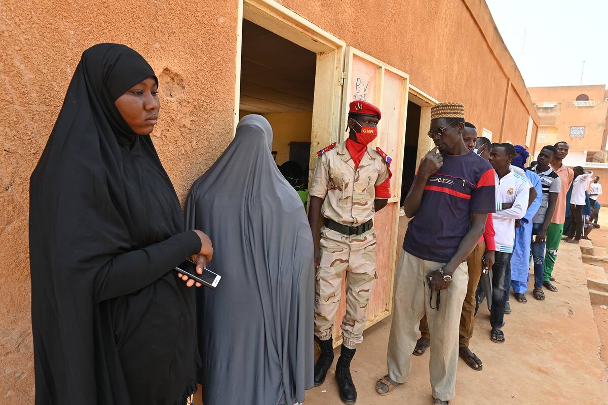 Los votantes hacen cola para votar en un colegio electoral en Niamey el 27 de diciembre de 2020 durante las elecciones presidenciales y legislativas de Níger
