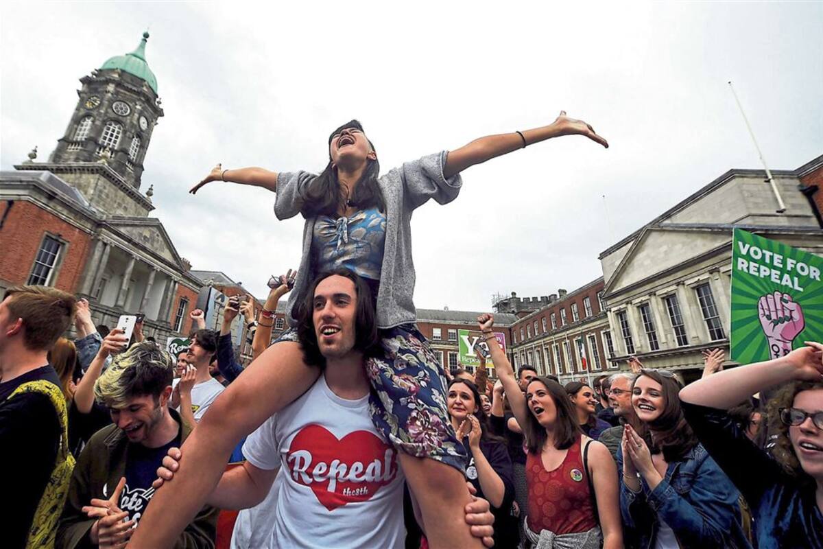 Los votantes proabortistas celebraron ayer en el centro de Dublín la victoria en el referéndum