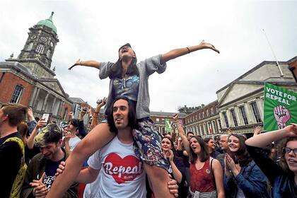 Los votantes proabortistas celebraron ayer en el centro de Dublín la victoria en el referéndum