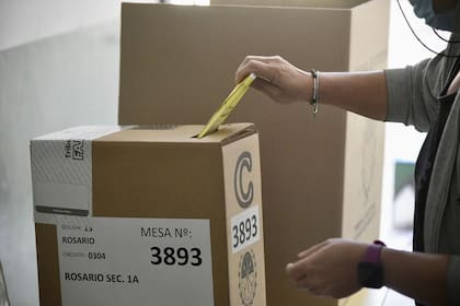 Los votantes se acercan a las esculas en Rosario