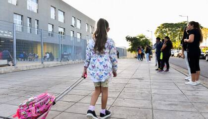 Los voucher educativos se distribuyen en nueve entregas