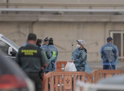 Los vuelos de repatriación para los casi 150 pasajeros a bordo del barco, impactado por un brote mortal de hantavirus, comenzaron cuando los pasajeros y parte de la tripulación fueron trasladados a tierra en embarcaciones más chicas y luego en micro hasta el aeropuerto, para finalmente regresar a sus países tras semanas en el mar