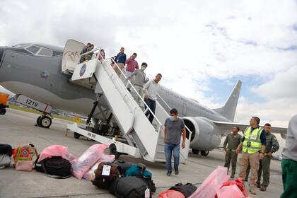 Los vuelos de repatriados bajo la administración de Trump sigue la misma tendencia que el gobierno de Joe Biden durante el mismo periodo