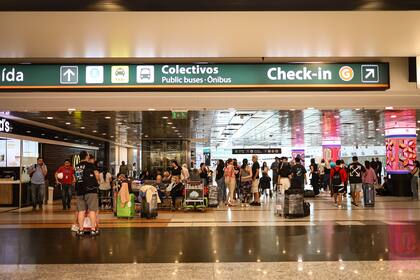 Los vuelos que ofrecía Karyna a Europa solo salían desde Ezeiza y tenían que pasar por Madrid