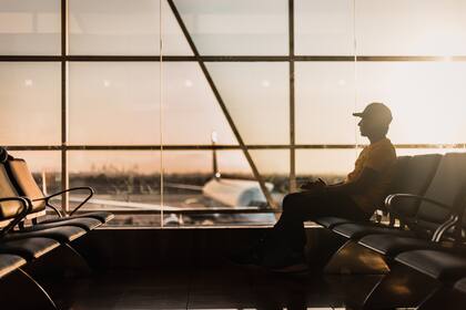 Los vuelos se vieron retrasados en aquel entonces debido a una repentina y breve nevada; una multitud de pasajeros esperaba en el aeropuerto