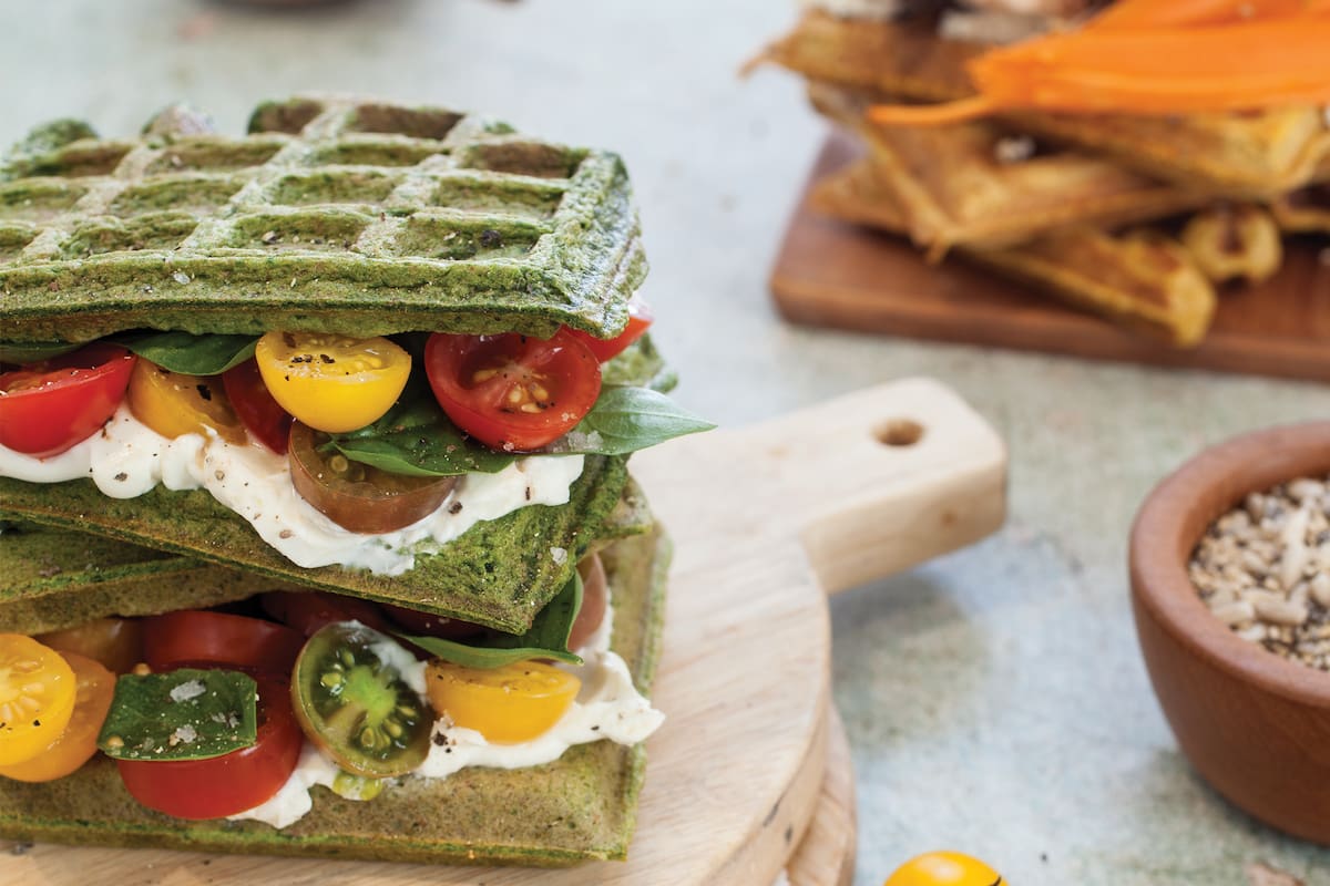 Los waffles de espinaca pueden ir rellenos con queso crema, albahaca, tomates cherry ¡y convertirse en un sándwich!