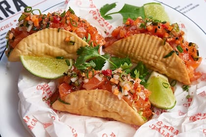 Los wantacos, una reversión del taco tradicional en la que la masa de wantán frita envuelve un tartar de trucha con salsas sriracha, mae ploy y togarashi