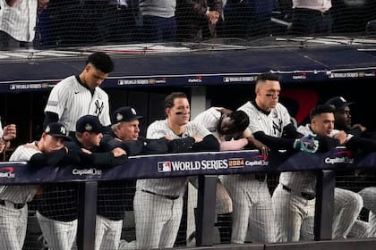 Los Yankees de Nueva York observan la parte final del quinto juego de la Serie Mundial, en que los Dodgers de Los Ángeles se coronaron el miércoles 30 de octubre de 2024 (AP Foto/Frank Franklin II)