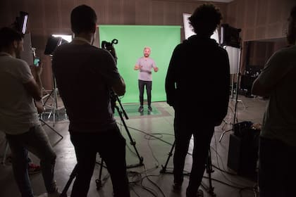 Los youtubers coinciden en que para ofrecer contenido profesional hay que invertir en equipamiento y en tiempo: grabar un video lleva varias horas, además del tiempo de guionado y la edición posterior