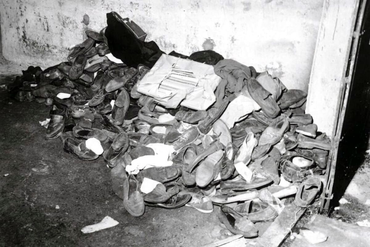 Los zapatos arrumbados al pie de la Puerta 12, la mayor tragedia de la historia del fútbol argentino