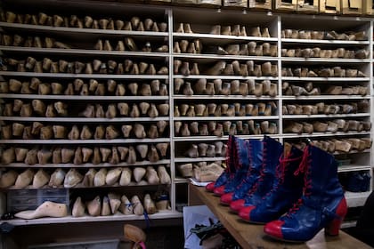 Los zapatos de Cancán esperan para salir a escena