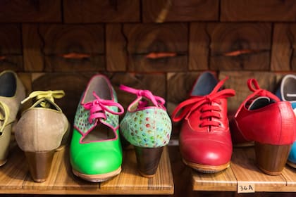 Los zapatos de flamenco confeccionados de manera artesanal son un producto de exportación: el par ronda los 180 euros.