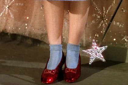 Los zapatos que utilizó la actriz en el rodaje serán subastados (Captura video)