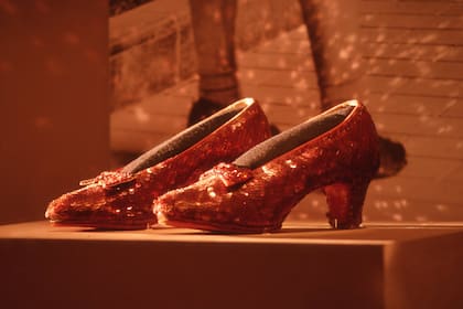 Los zapatos rojos del personaje de Dorothy, interpretado por Judy Garland en El mago de Oz, están considerados entre los objetos de culto de la historia del cine