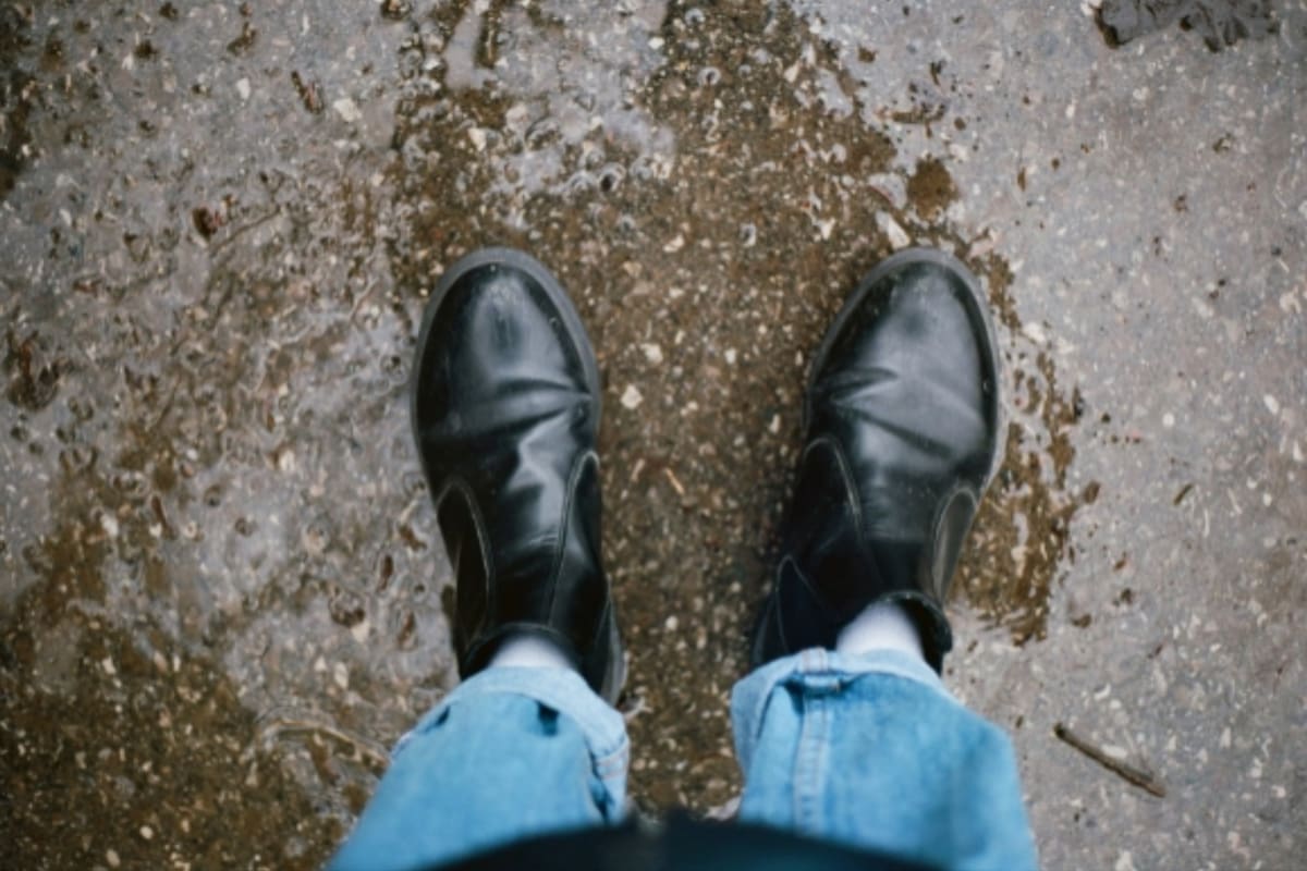 Los zapatos y zapatillas son de las primeras prendas en mojarse en un día de lluvia