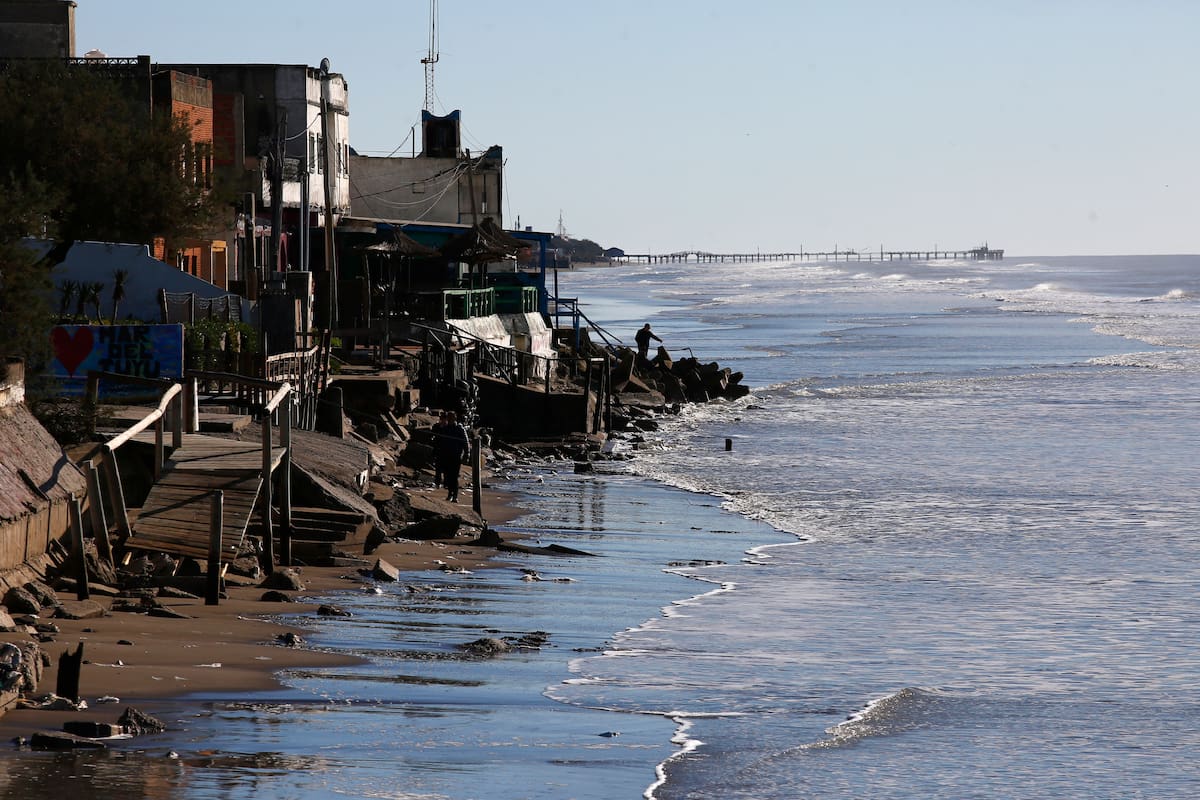Losas de hormigón fracturadas, ladrillos rajados y gran pérdida de superficie de arena en Mar del Tuyú