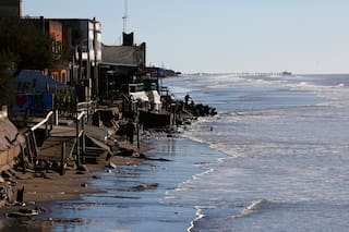 Un balneario que disfrutó de playas amplias, ahora tiene el mar en la primera línea de casas