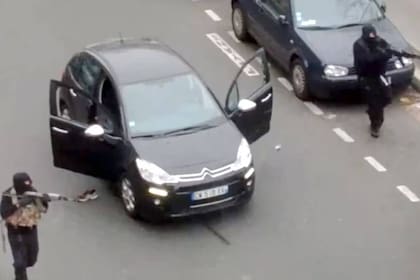 Loshermanos Kouachi antes de entrar en la redacción de Charlie Hebdo