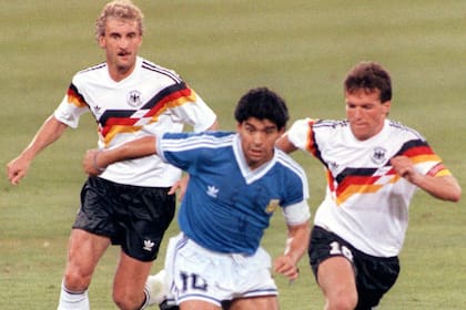 Italia 1990: Rudi Völler (flamante director deportivo del seleccionado germano) y Lothar Matthäus persiguiendo a Diego Maradona durante la final