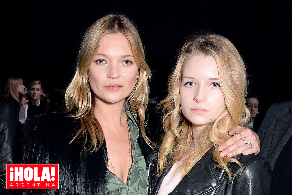 Lottie Moss (a la derecha) junto a su hermana mayor, la supermodelo Kate Moss, durante el Fashion Week de Londres, en 2014, cuando la más joven de la familia tenía tan solo 16 años.