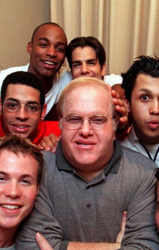 Lou Pearlman, en otros tiempos, con algunos de sus representados