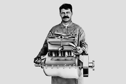 Louis Chevrolet y uno de los motores que construyó en aleaciones ligeras en 1920