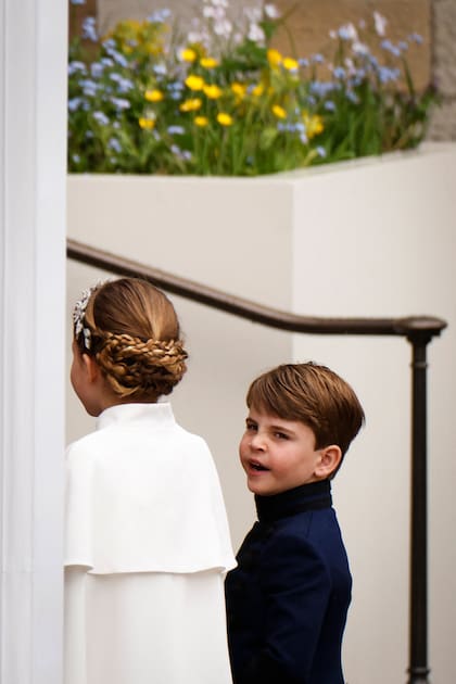 Louis, de cinco años, llevó un look de Dege and Skinner: túnica Hainsworth Garter Blue Doeskin con adornos de encaje en el cuello, los puños y la parte delantera.