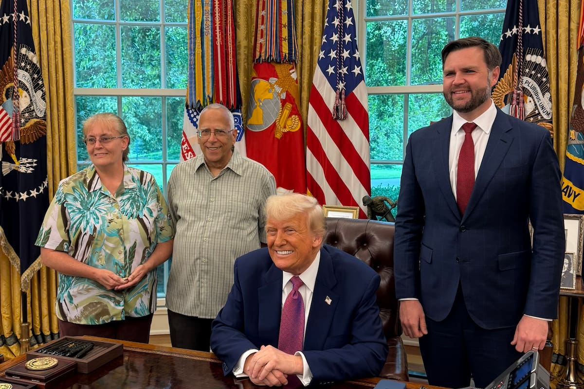 Louis Prevost y su esposa Deborah fueron recibidos por Trump en el Salón Oval