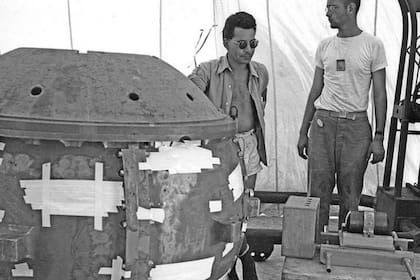 Louis Stolin (izquierda), era uno de los mayores expertos en manipular materiales radioactivos.