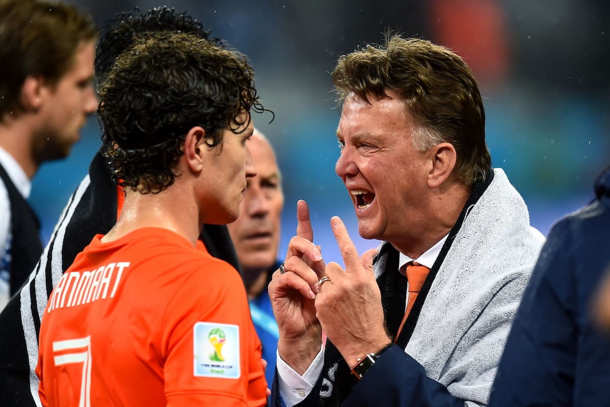 Louis van Gaal con Daryl Janmaat, durante la semifinal de la Copa del Mundo de Brasil 2014 ante Argentina (Photo by Mike Hewitt - FIFA/FIFA via Getty Images)