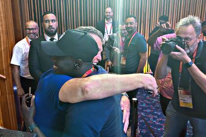 Louis Van Gaal, entrenador de Países Bajos, abraza al periodista Papa Gueye de Senegal después de una conferencia de prensa