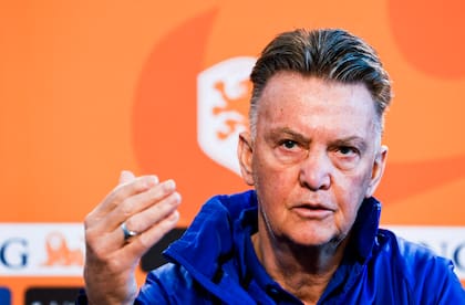 Louis Van Gaal, entrenador del seleccionado holandés, entregó una lista preliminar con 39 nombres
