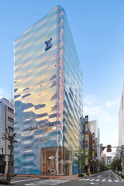 Louis Vuitton alzó un nuevo reto futurista, reconocible a kilómetros de distancia por la fachada de vidrio madreperla que imita las olas del agua
