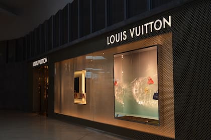 Durante la pandemia, Louis Vuitton incursionó en la producción de protectores faciales de lujo