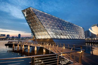 Louis Vuitton Island Maison es una estructura colosal de 300 paneles de tragaluz con membrana resistente a los rayos UV para proteger los artículos de lujo