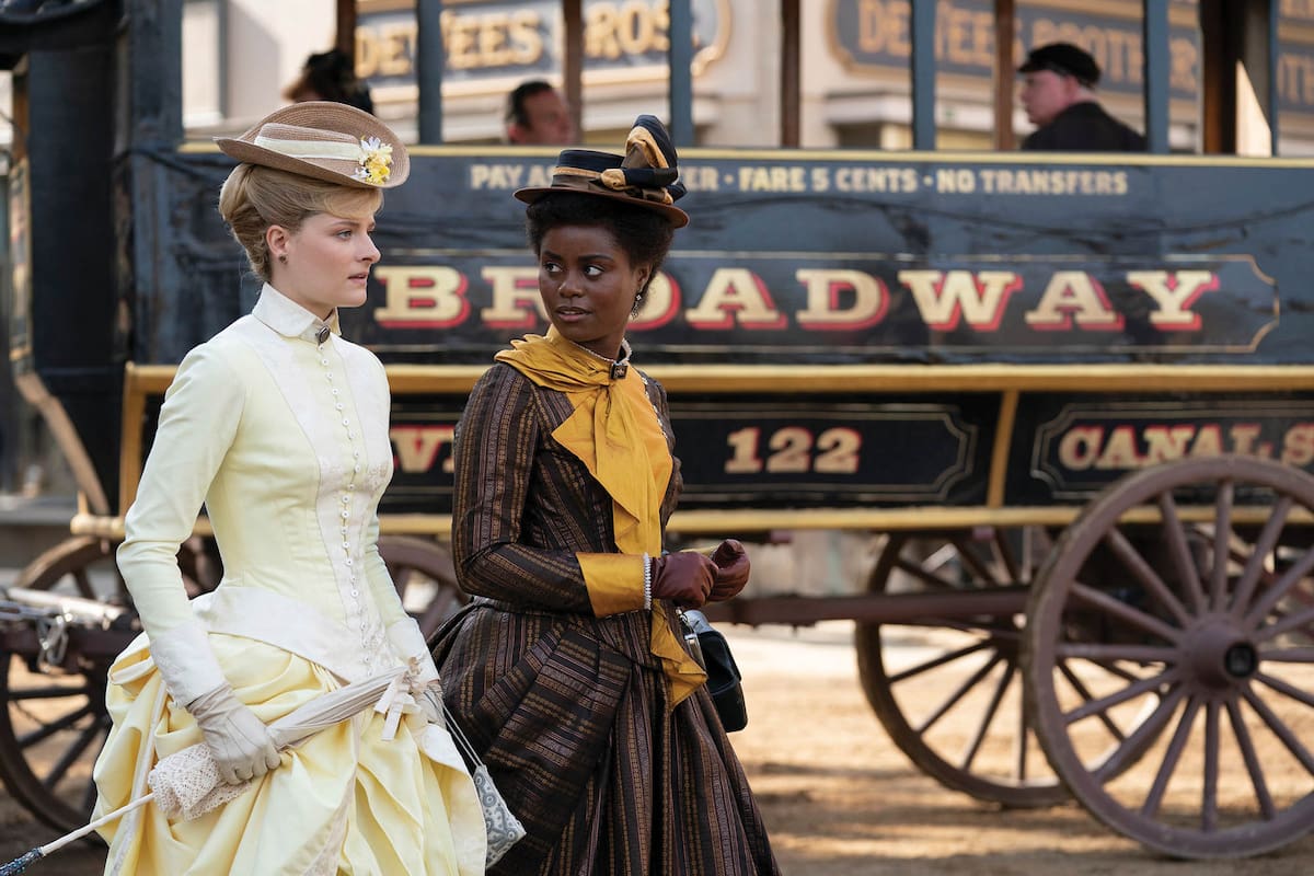 Louisa Jacobson, la hija menor de Meryl Streep, junto a la actriz afroamericana Denée Benton.