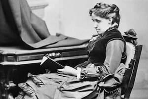 Louisa May Alcott, lejos de ser una autora de novelas románticas, fue abolicionista, sufragista, feminista, trascendentalista, vegetariana y jamás se casó como su alter ego Jo March. Y, a mucha honra, también fue "mercenaria": escribió Mujercitas por la plata y por la fama.