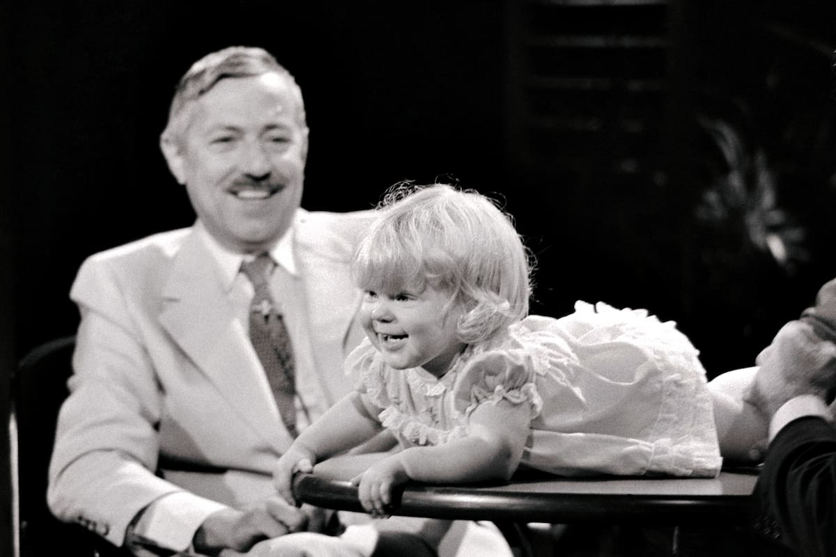 Louise Brown en un programa de TV estadounidense, a un año de su nacimiento