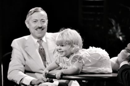 Louise Brown en un programa de TV estadounidense, a un año de su nacimiento