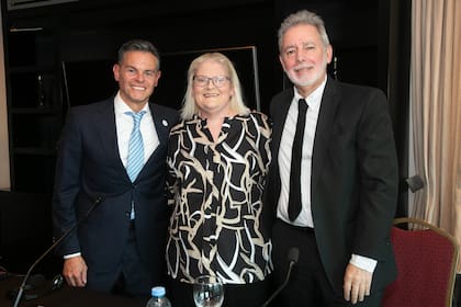 Louise Brown junto a Agustín Pasqualini, presidente del congreso, y Gabriel Fiszbejn, presidente del comité científico
