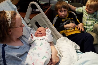 Louise Estes con sus hijos Xavier, Remington y Jade (Foto: AP)
