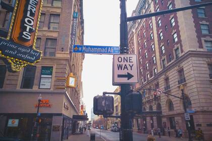 Louisville es la ciudad más grande de Kentucky y se localiza cerca del río Ohio y en la frontera con Indiana