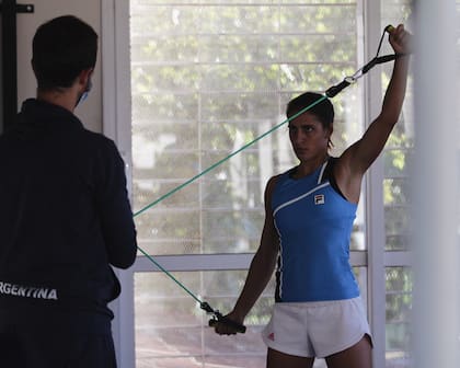Lourdes Carlé, singlista 2 del equipo argentino de la ex Fed Cup que se medirá con Kazakhstán, entrenándose bajo la mirada del PF Martiniano Orazi.