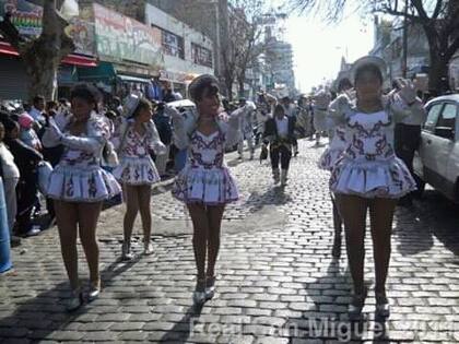 Lourdes, la primera de la derecha, durante un desfile de la murga en la que participaba.