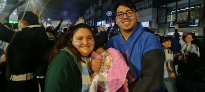 Lourdes Ponce y Gabriel Clemente, con su hija Martina: tienen turno para casarse mañana