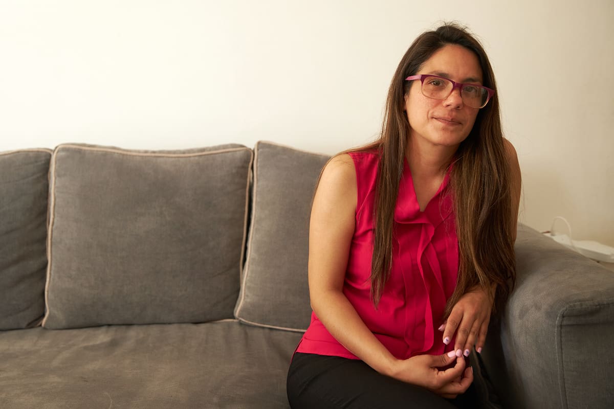 Lourdes siempre supo que era diferente: en el colegio no hablaba con sus compañeros ni escribía. Con el tiempo, y para "defenderse", empezó a hablar con los demás e imitar conductas de sus amigas más “piolas” para pasar desapercibida